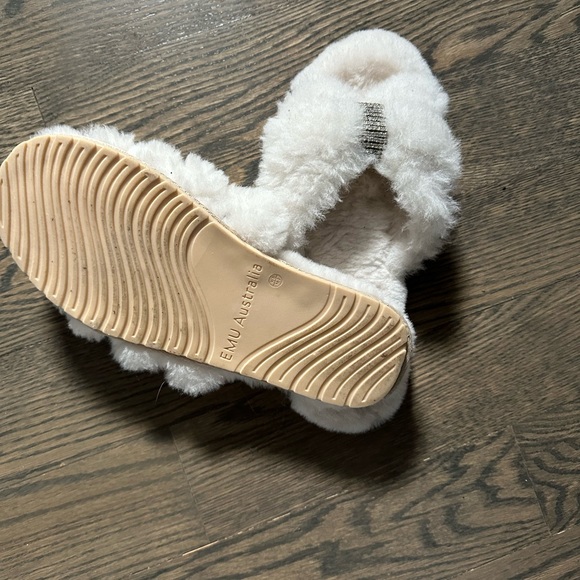 Fluffy white slippers - Picture 3 of 3